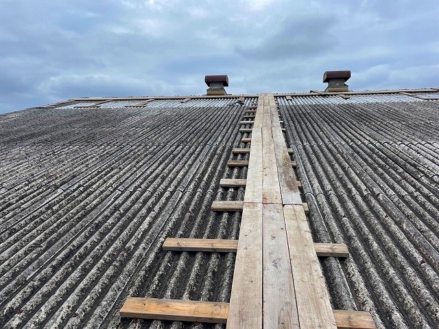 稲美町で補修工事における杉板敷設